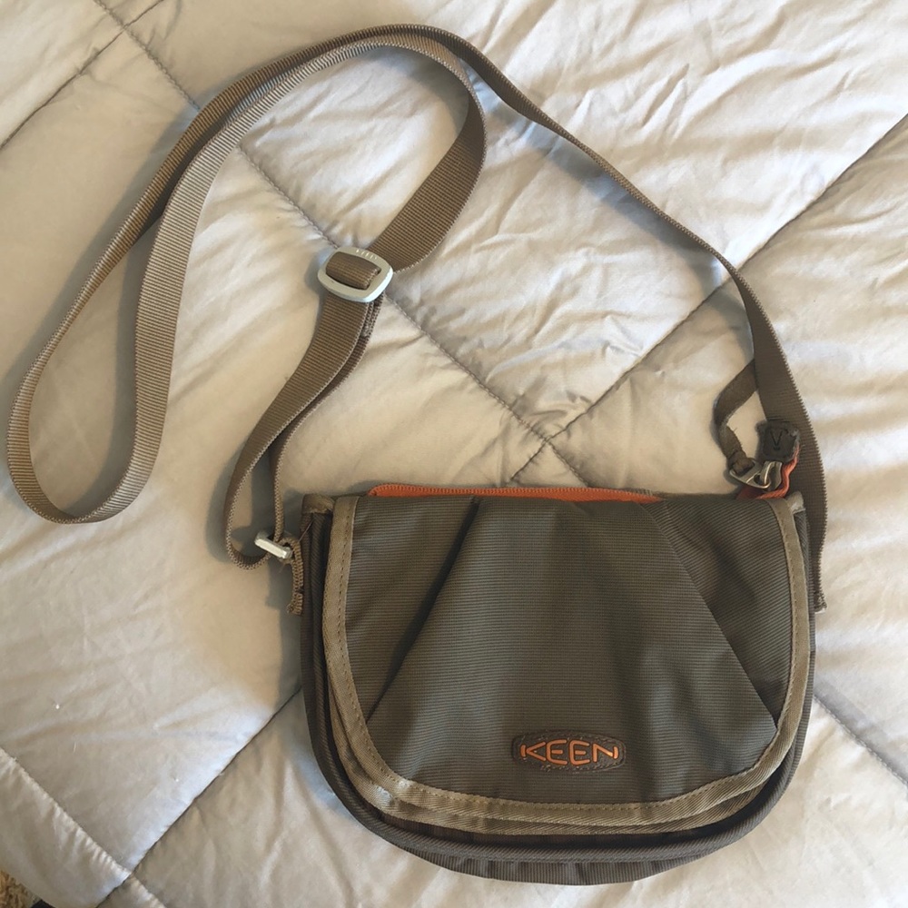 Keen hybrid transport crossbody bag